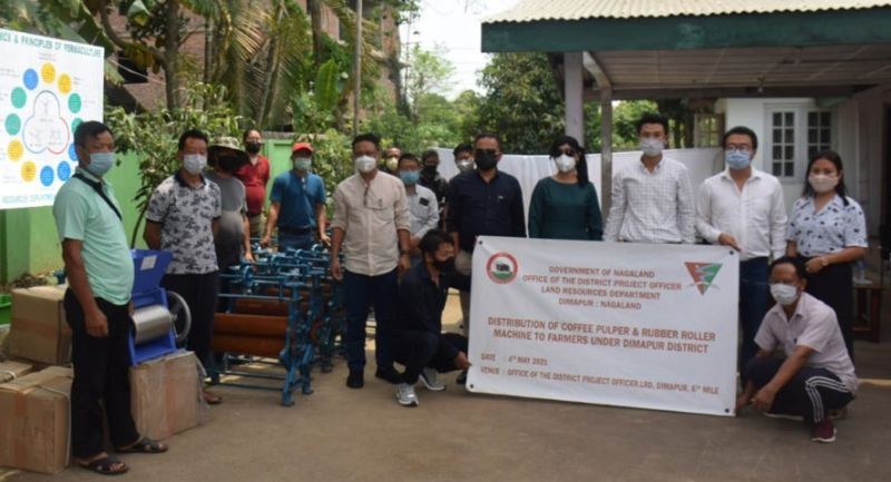 Beneficiaries with the officials during the distribution programme held on May 4. (DIPR Photo) 